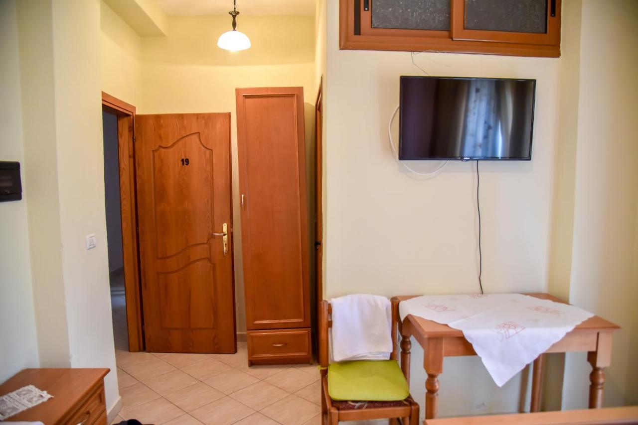 Double Room In Hotel Geraldo Kakavije Kültér fotó